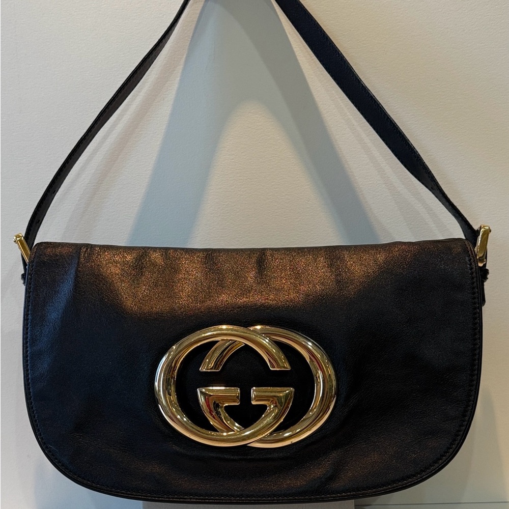 GUCCI Elegant Black Leather Shoulder Bag with Iconic Gold Logo